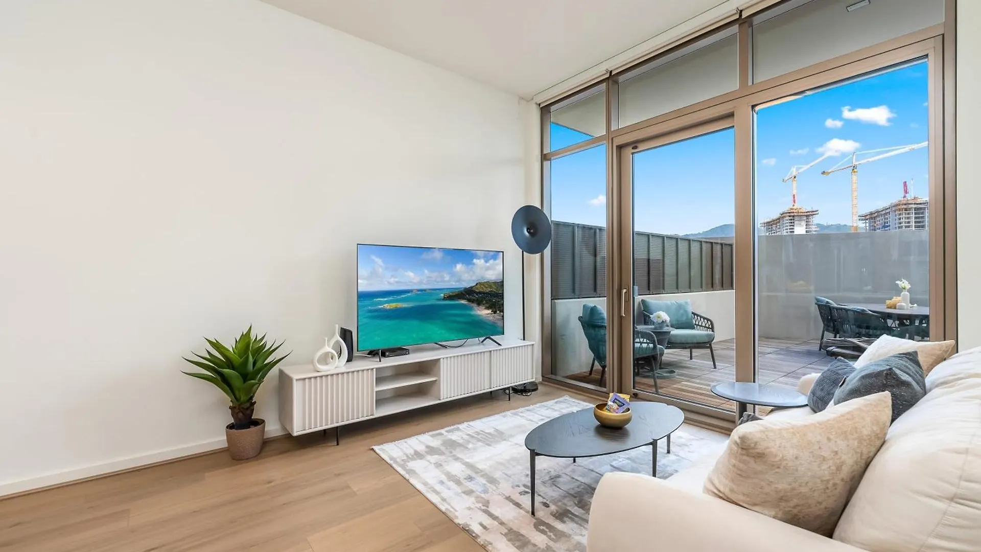 Honolulu Luxury Condo W Resort Amenities Private Courtyard Access بيت للعطل