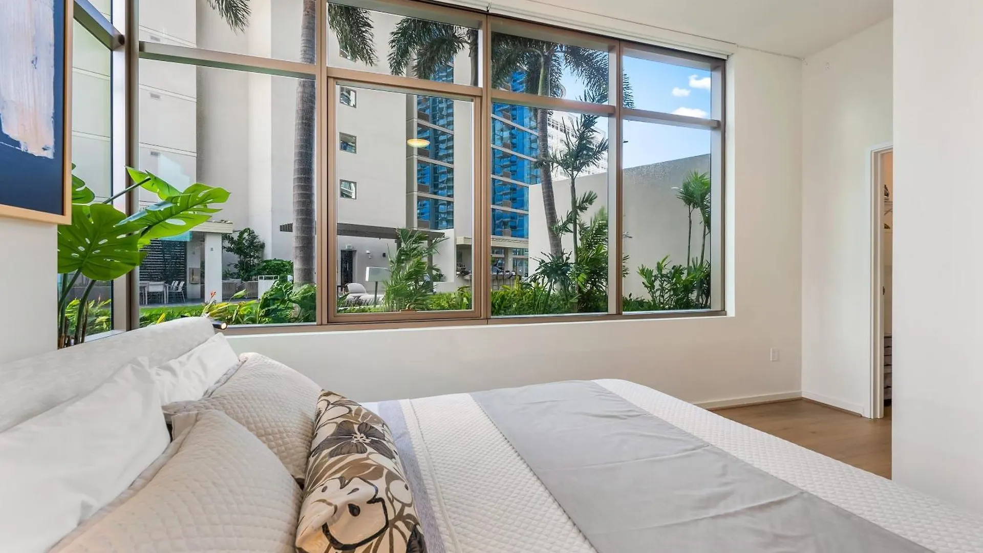 Honolulu Luxury Condo W Resort Amenities Private Courtyard Access بيت للعطل