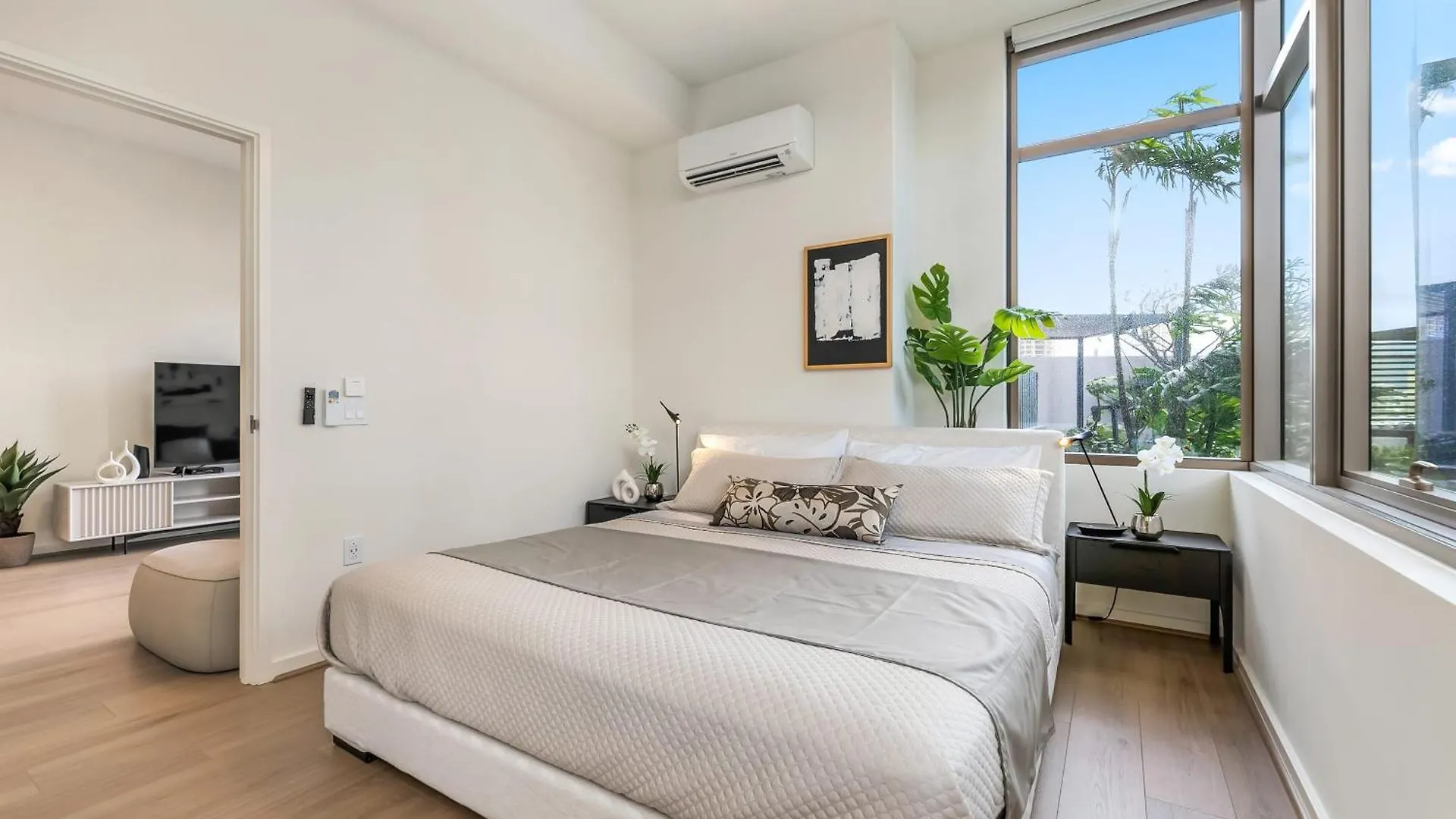 Honolulu Luxury Condo W Resort Amenities Private Courtyard Access