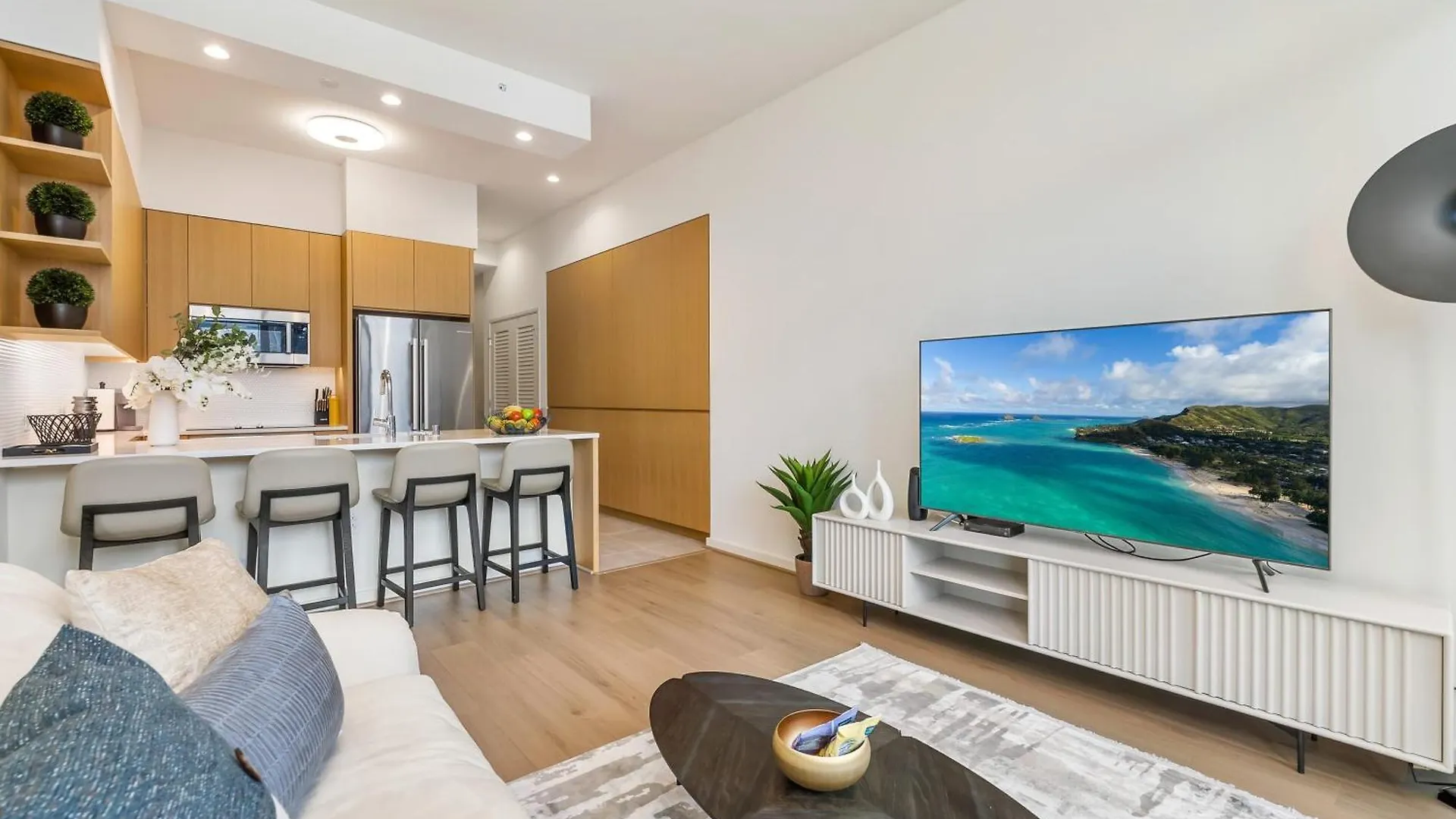 Honolulu Luxury Condo W Resort Amenities Private Courtyard Access بيت للعطل