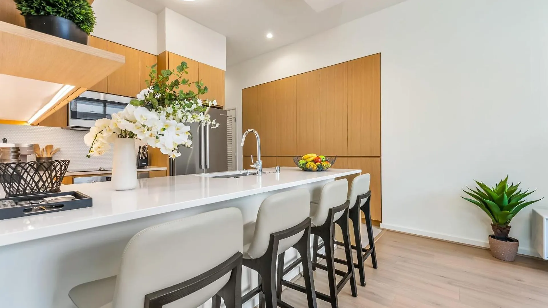 Honolulu Luxury Condo W Resort Amenities Private Courtyard Access