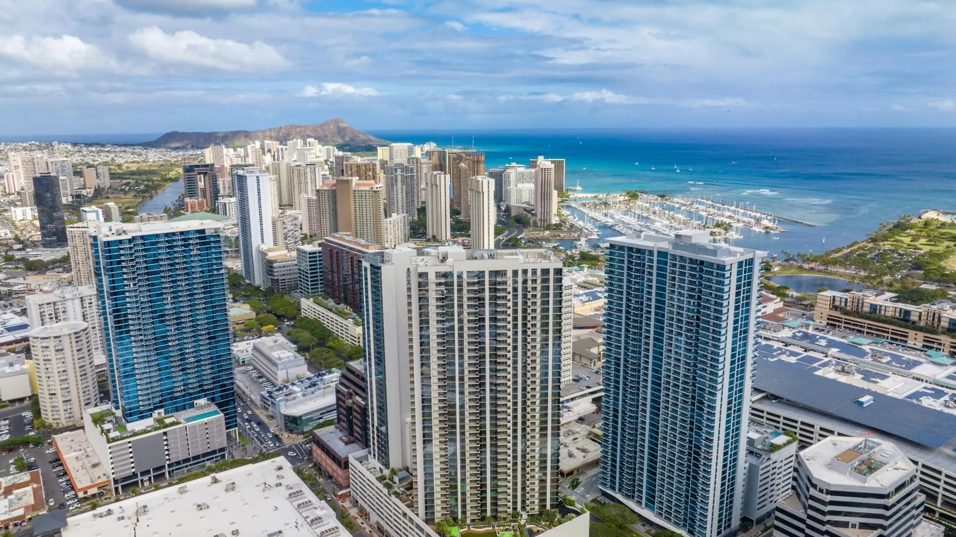 Honolulu Luxury Condo W Resort Amenities Private Courtyard Access
