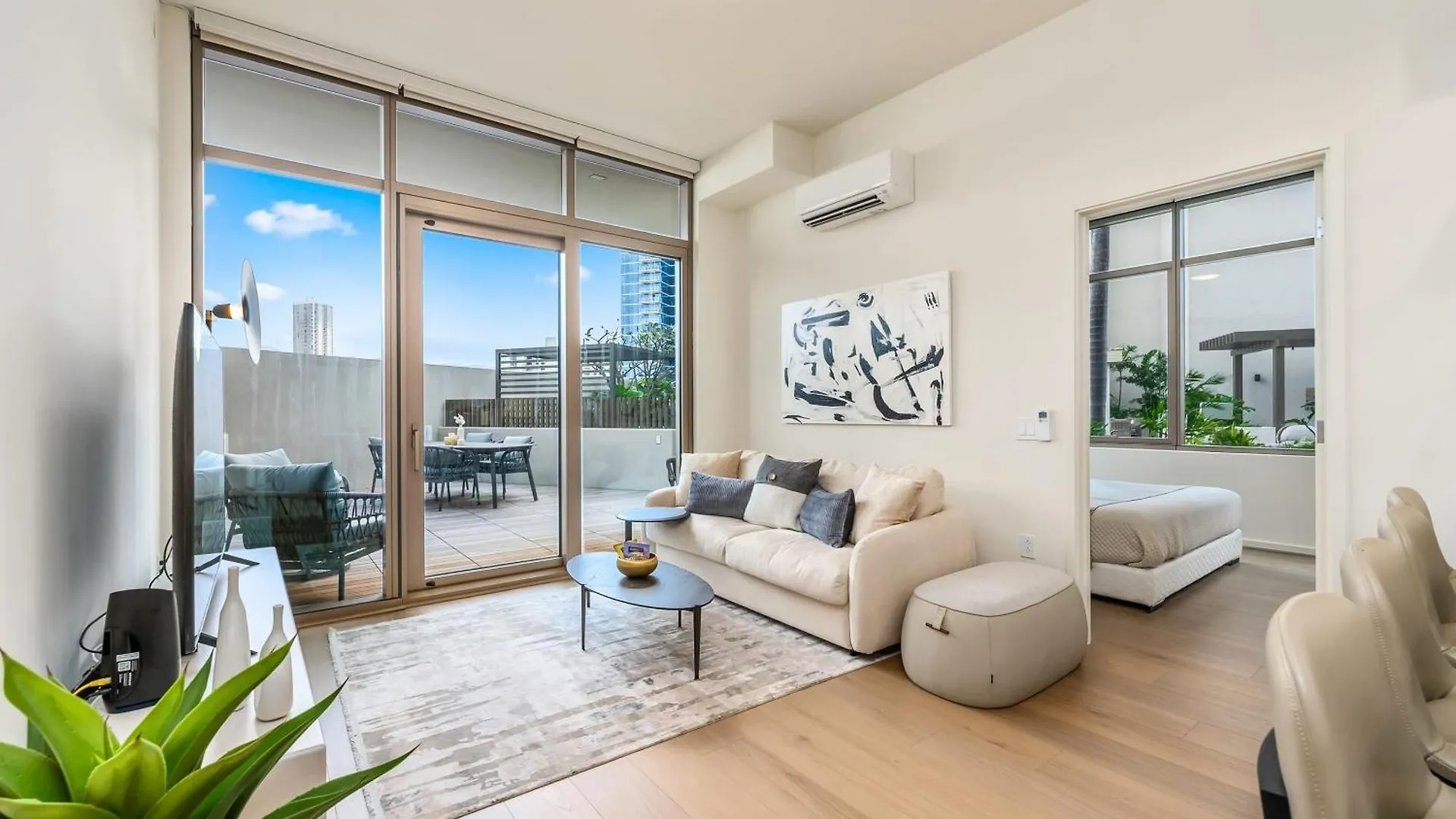 Honolulu Luxury Condo W Resort Amenities Private Courtyard Access