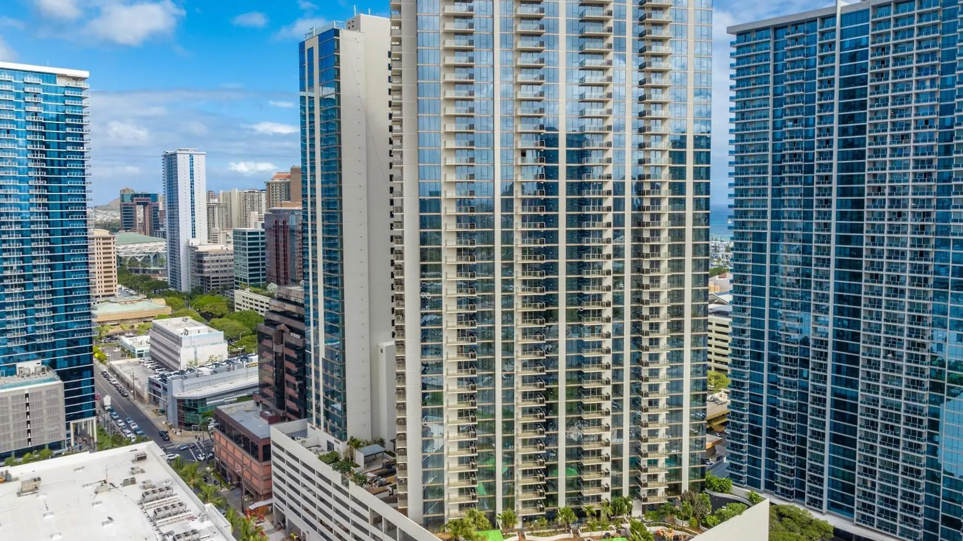 Honolulu Luxury Condo W Resort Amenities Private Courtyard Access