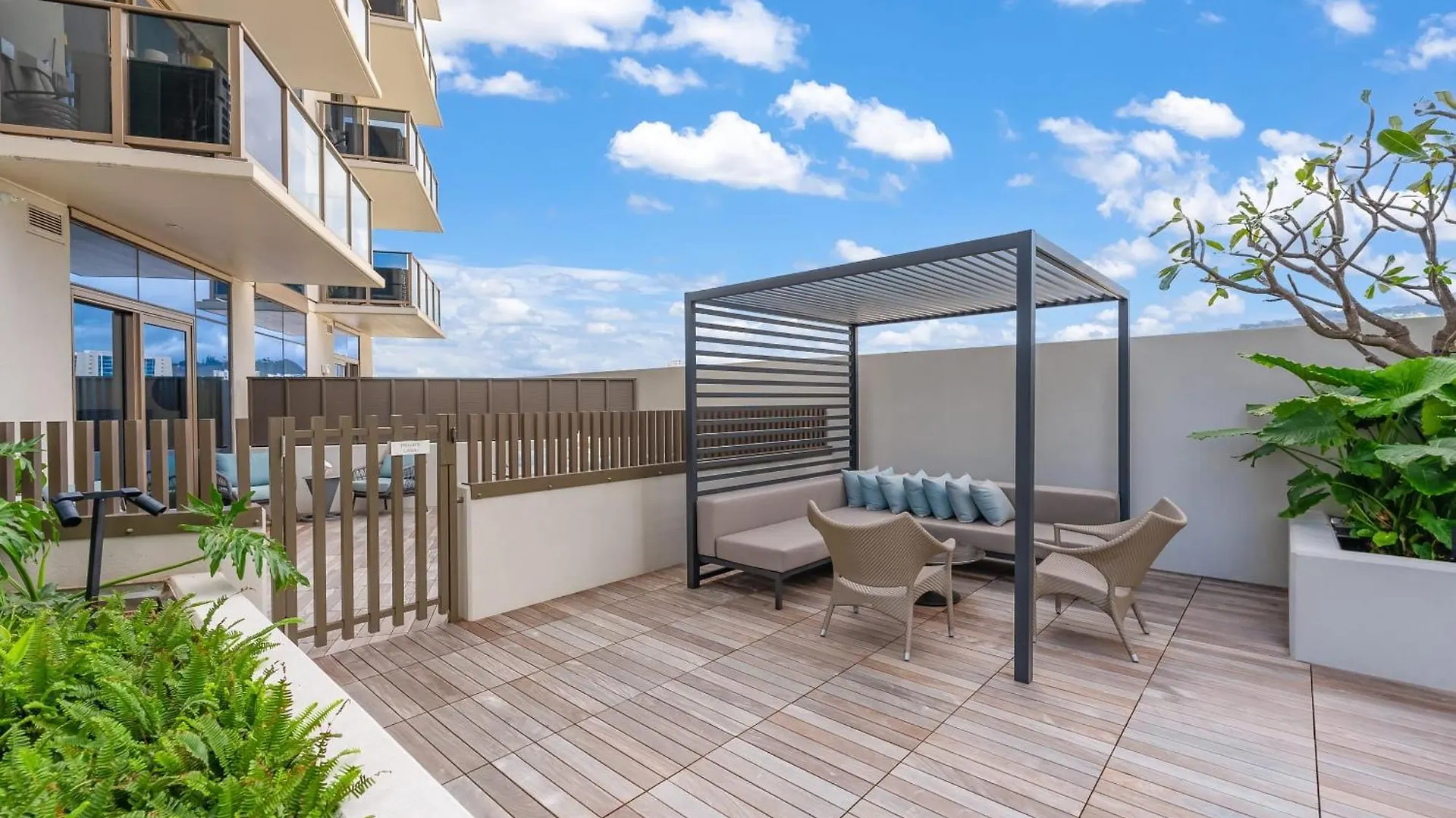 Honolulu Luxury Condo W Resort Amenities Private Courtyard Access 미국